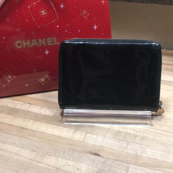 Chanel black patent leather large CC Zippy wallet with 24 karat gold plated hard - Picture 3 of 7
